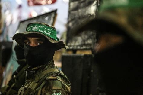 Gaza: Le Hamas Diffuse Une Vidéo Montrant L'un Des Otages Israéliens Avec Un Masque À Oxygène ...