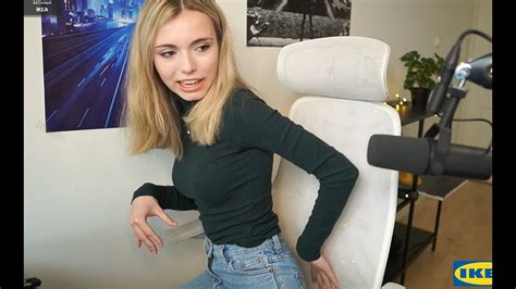 Anna Cramling showing off her 'Chair' to the stream! - Chess Clip Twitch Highlights! - Pepega ...