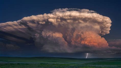 Supercell thunderstorm near Newcastle, Wyoming [1900x1069] | Supercell ...