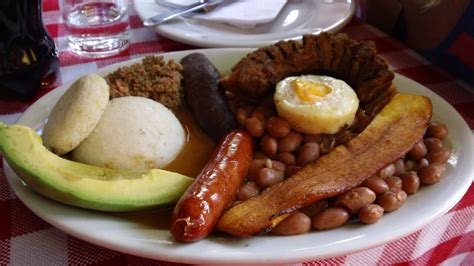 BEST of Colombia food : Bandeja Paisa ! - Bonvoyageurs