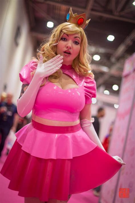 Princess Peach Cosplay – Telegraph