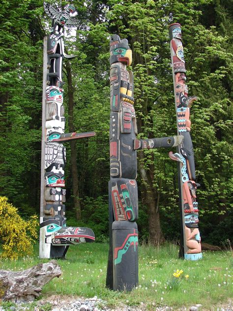 Bestand:Vancouver Totem poles in Stanley Park.jpg - Wikipedia