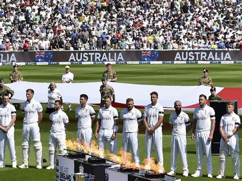 Ashes 2023: Why are English cricketers wearing black armbands ...