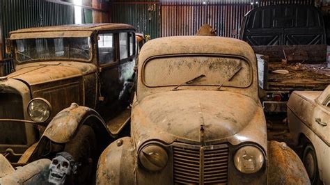 Abandoned rusty cars in America. Abandoned Cars in Barns US 2017. Old ...