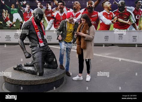 Thierry henry statue hi-res stock photography and images - Alamy