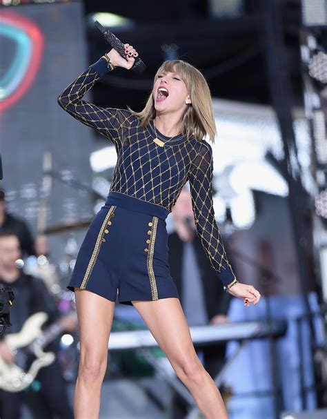 Taylor Swift Performs in concert at 'Good Morning America' in New York City - October 2014 ...