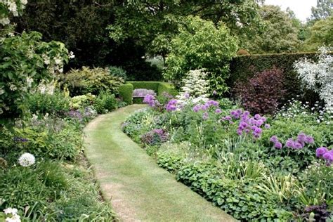 Landscape on a Budget: 13 Ideas for Mown Grass Paths - Gardenista ...