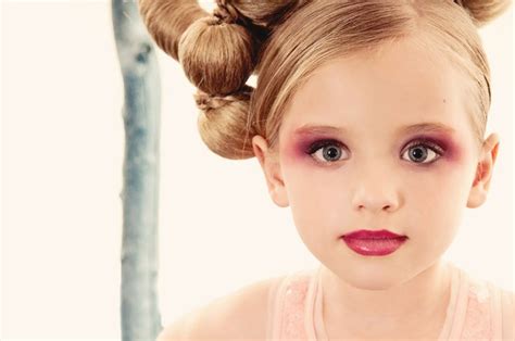 little-girl-wearing-bright-red-lipstick | Photographing kids, Kids fashion photography, Fashion ...