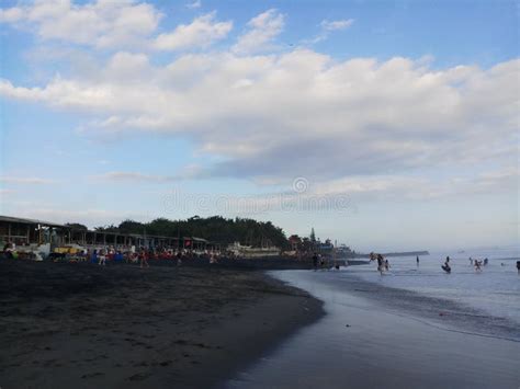 Berawa Beach Pantai Berawa At Sunset. Silhouettes Of Two People Sitting In The Tide. Canggu ...