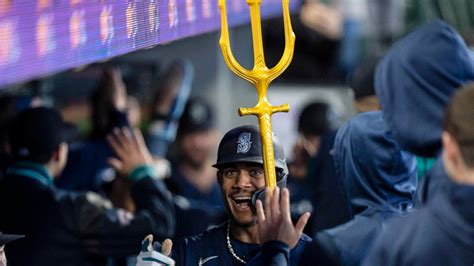 LOOK: Mariners' Julio Rodriguez celebrates with large trident after ...