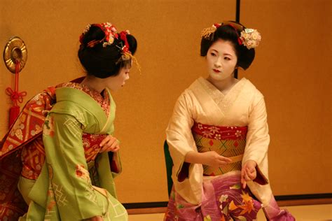 File:Geisha dance.jpg - Wikimedia Commons