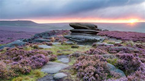 Sunrise at Over Owler Tor above Surprise View in the Peak District National Park, Derbyshire, E ...