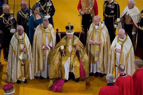 Jahrhundert-Krönung von König Charles III. und Camilla betreten endlich ...