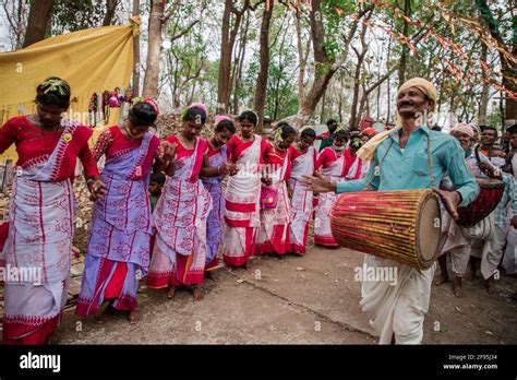 Jharkhand, India. 15th Apr, 2021. Sarhul festival celebrated amidst Covid-19 pandemic by tribes ...