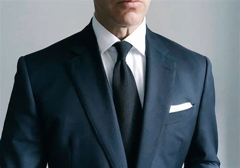 How to Tie the Four-in-Hand Knot Easily - Suits Expert