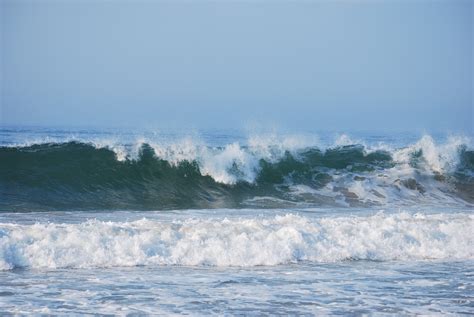 File:Wave breaking at Misquamicut Beach, RI.JPG - Wikimedia Commons