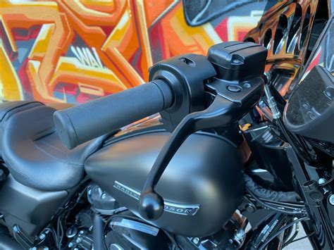 2019 Harley-Davidson Street Glide Special is a matte-black throwback - CNET