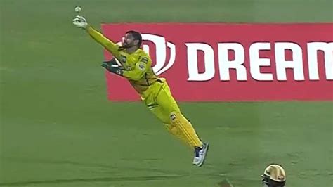 With just one glove, MS Dhoni equals THIS record in KKR vs CSK IPL 2020 ...