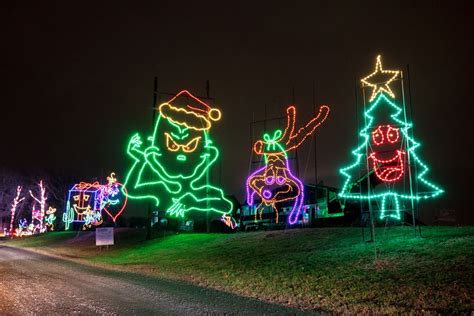 Driving Through the Incredible Holiday Light Show at Shady Brook Farm ...