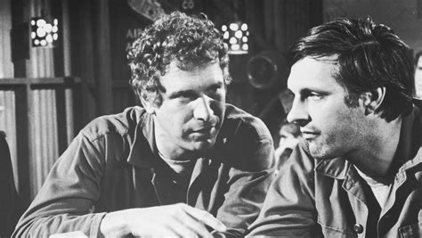 Wayne Rogers, Trapper John on 'M.A.S.H.,' dies at 82