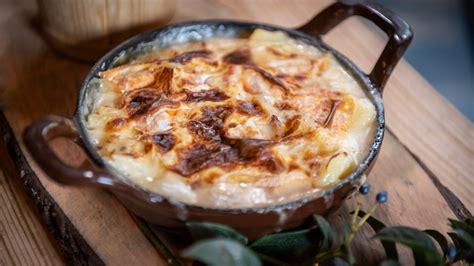 Recette de la tartiflette savoyarde | Savoie Mont Blanc (Savoie et ...