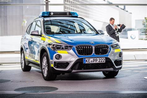 BMW-Streifenwagen in Blau und Neongelb für die Polizei Bayern