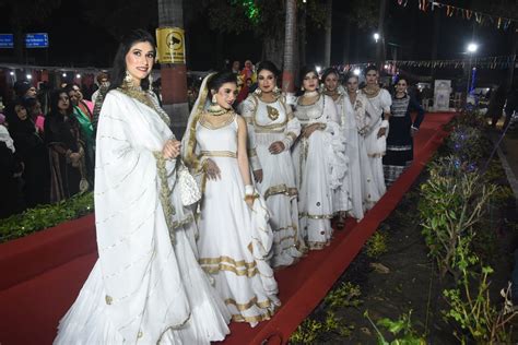 Pari Bazaar-2022 Day 3: Models showcase Bhopal culture at fashion show