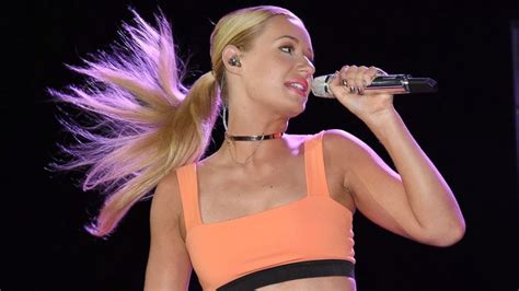 ssBit's: Iggy Azalea Falls off Stage During Pre-VMA Show