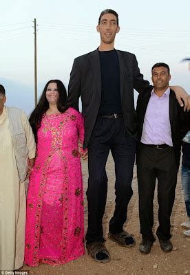 PHOTOS: World's tallest man, 8ft 3in Sultan Kosen marries