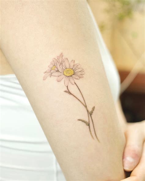 Details more than 59 minimalist daisy tattoo best - in.cdgdbentre