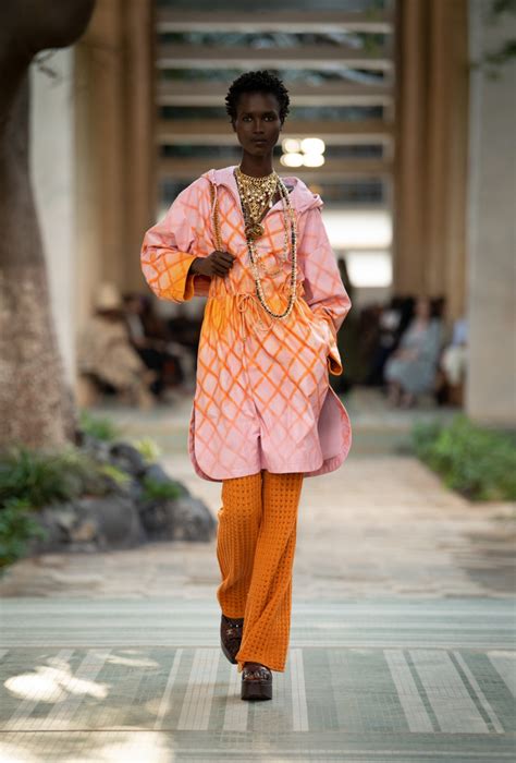 Virginie Viard Brings the '70s Back for Chanel Métiers d'Art 2023 in Dakar - Fashionista