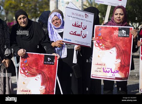 Gaza City, The Gaza Strip, Palestine. 29th Nov, 2017. Palestinian women ...