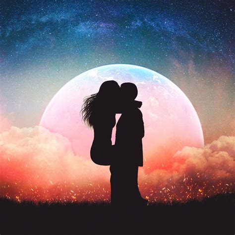 Romantic kiss Wallpaper 4K, Silhouette, Moon, Lovers, Sunset