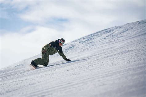 Learn to Snowboard: A Guide to Snowboarding for Beginners