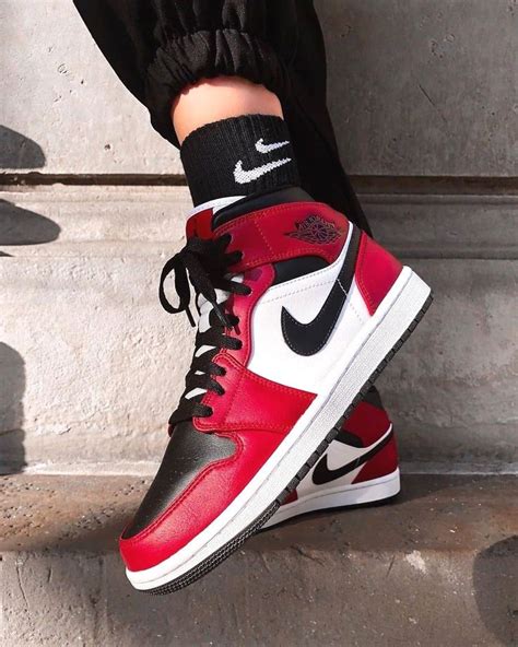 Air Jordan 1 High Chicago Red White black | Sneakers fashion outfits ...