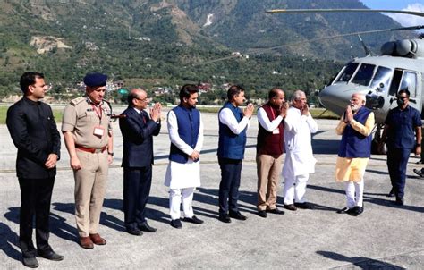 Free Photo : Hon'ble PM being Welcomed at Bhuntar airport in Kullu