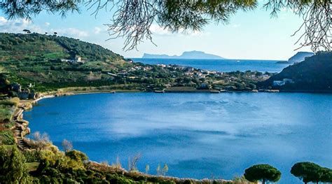 The promenade that surrounds it reopens at Lago d'Averno: free travel ...