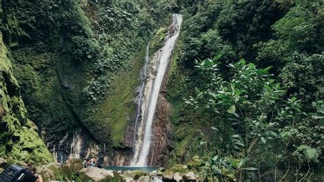 Hiking the Catarata Tesoro Escondido waterfall in Bajos del Toro