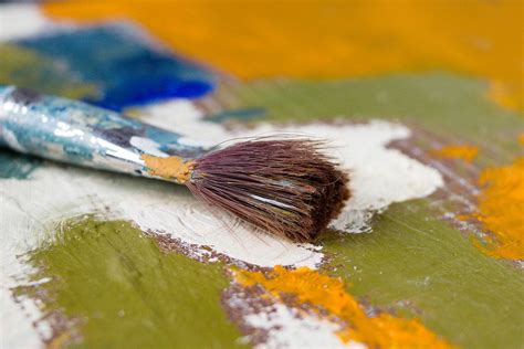 Paint brush flat on a wildly painted wooden surface - Creative Commons Bilder