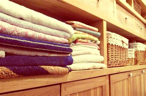 All About How To Organize a Linen Cabinet - Homdeck