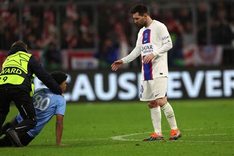 Un fanático invadió el campo para conocer a Messi y así reaccionó el argentino (Video) - El ...