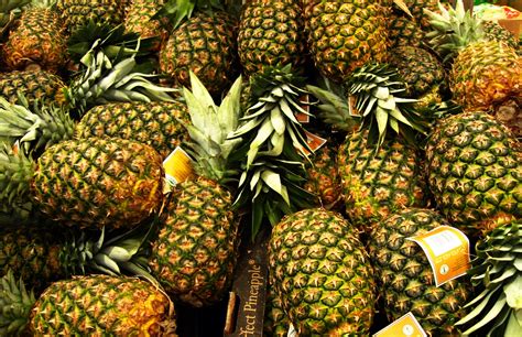 What's in Season: Pineapple - Farm Flavor