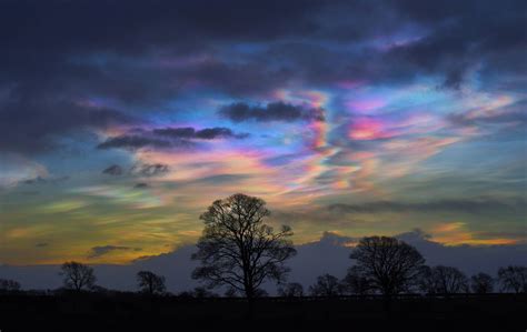 UK weather: These rainbow Nacreous clouds are beautifully haunting ...