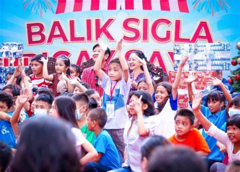 Over 17,000 kids get gifts from Malacañang ahead of Christmas