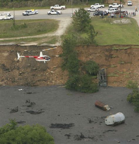 As Daisetta sinkhole grows, so does town's anxiety