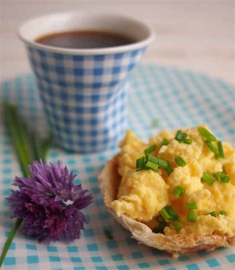 scrambled eggs in toast baskets