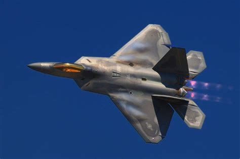 Videos that show how the F-22 Raptor is an awesome dogfighting machine