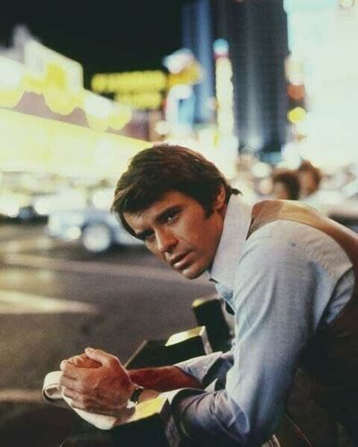 Robert urich as Dan Tana posing on the Strip Vegas TV series 8x10 inch photo - Moviemarket