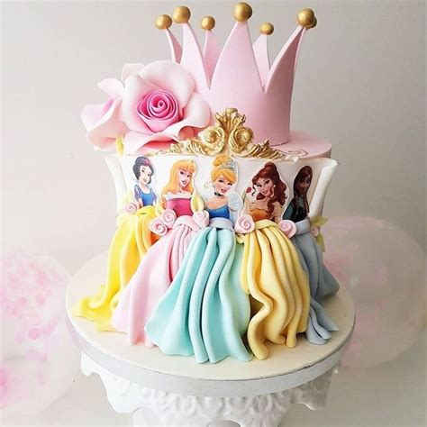 Bolo de princesa por @atelie_casa_da_torta . . . #bolosdecorados # ...