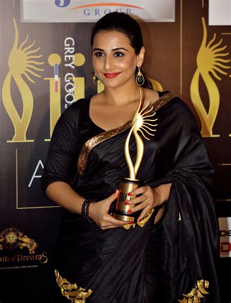 Vidya-Balan-poses-with-the-Best-Actress-IIFA-Awards - Tricity Chandigarh